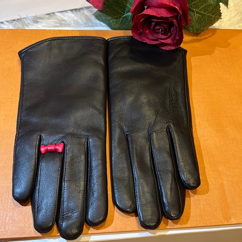 Elegant Gloves. Chic and warm. Size Small.